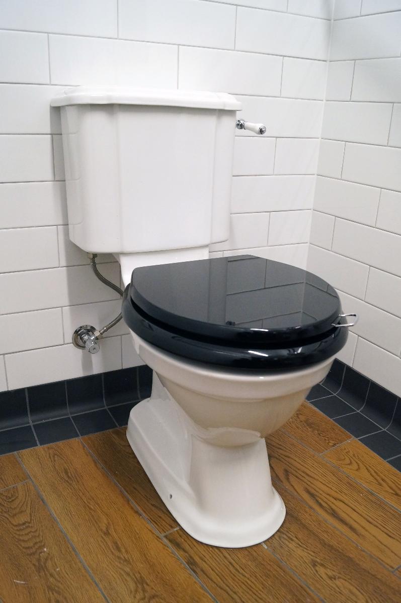 BIRMINGHAM CC TOILET INCL. BLACK SEAT